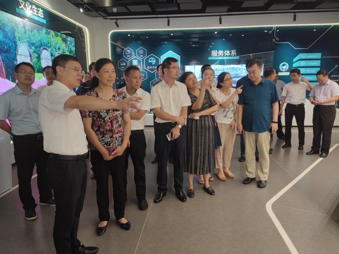 井岡山大學(xué)領(lǐng)導(dǎo)參觀江西工廠做交流指導(dǎo)(圖1) 井岡山大學(xué)領(lǐng)導(dǎo)參觀江西工廠做交流指導(dǎo)(圖1)