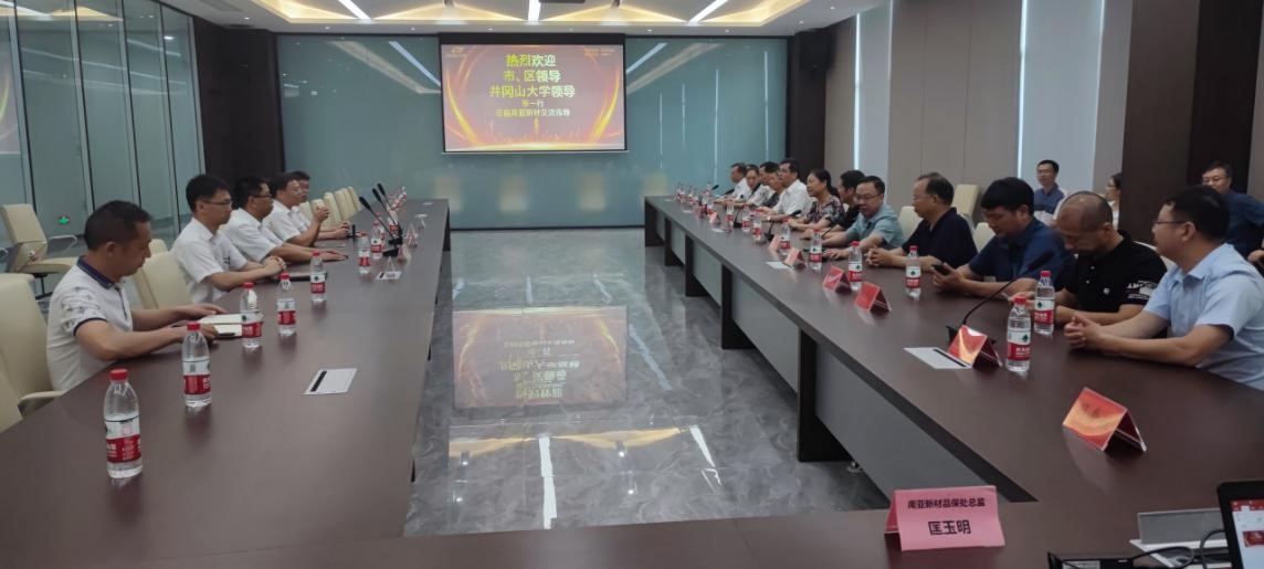 井岡山大學(xué)領(lǐng)導(dǎo)參觀江西工廠做交流指導(dǎo)(圖2) 井岡山大學(xué)領(lǐng)導(dǎo)參觀江西工廠做交流指導(dǎo)(圖2)
