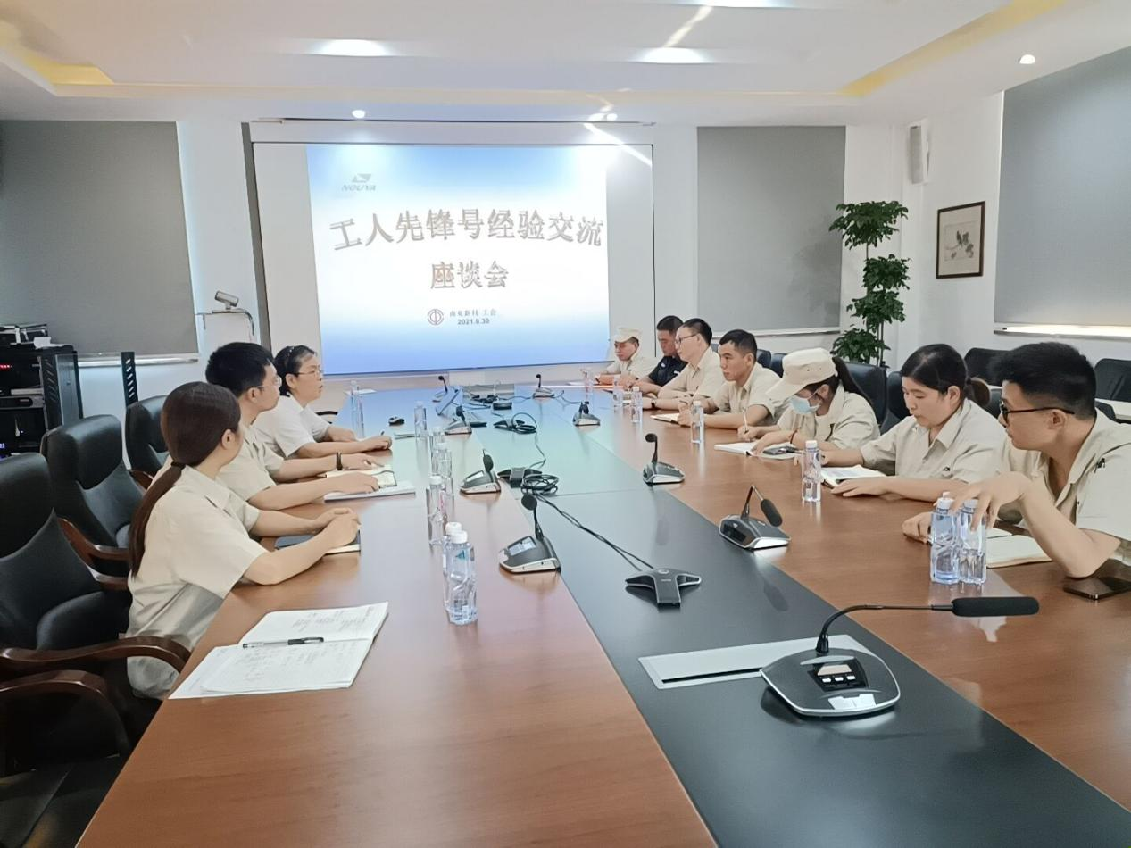 咱們工人有力量 奮斗一直在路上(圖1) 咱們工人有力量 奮斗一直在路上(圖1)